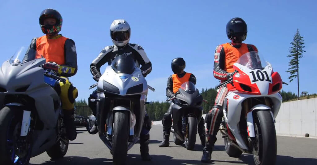 Bei dem Motorrad Sicherheitstraining lernst du viele neue Motorradfreunde kennen.