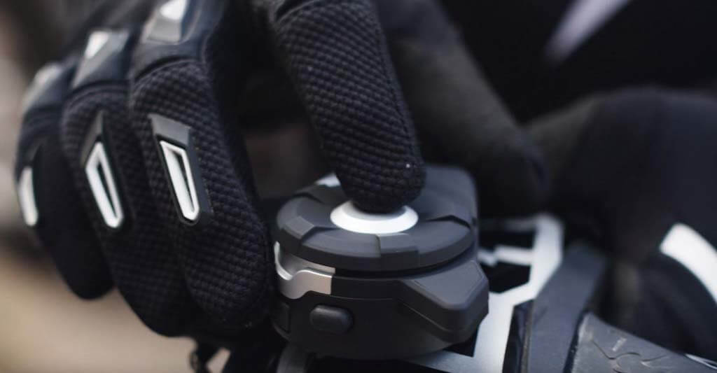 Die Bedienung bei dem SENA Motorrad Headset kann auch durch Sprachsignale gesteuert werden, so musst du nicht extra Hand anlegen.