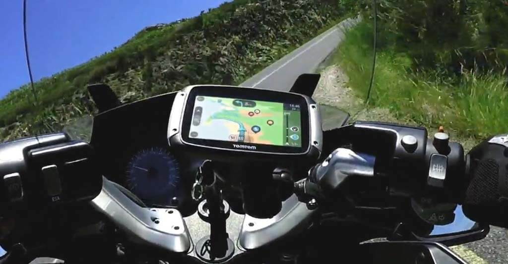 Das Navi Motorrad TomTom Rider ist eines der besten Geräte auf dem Markt und weiß seine Nutzer auf lange Strecken zu überzeugen. Vergesse aber nicht das Ladegerät einzupacken, es läuft nicht mit Benzin sowie dein Bike!